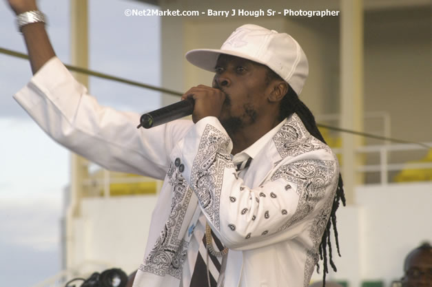 Beenie Man - Cure Fest 2007 - Longing For Concert at Trelawny Multi Purpose Stadium, Trelawny, Jamaica - Sunday, October 14, 2007 - Cure Fest 2007 October 12th-14th, 2007 Presented by Danger Promotions, Iyah Cure Promotions, and Brass Gate Promotions - Alison Young, Publicist - Photographs by Net2Market.com - Barry J. Hough Sr, Photographer - Negril Travel Guide, Negril Jamaica WI - http://www.negriltravelguide.com - info@negriltravelguide.com...!