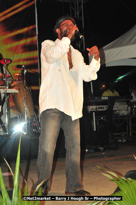 Beres Hammond @ Unite The People An International Reggae Fest, Featuring: Beres Hammond, Coco T, Queen Ifrica, Khalil, Cameal Davis, Iley Dread, Rochelle, Geoffrey Star, Ras Penco, Kool DeLoy, Otis Gayle, J.McKay, Tiney Winey, Venue at Norman Manley Boulevard, Negril, Westmoreland, Jamaica - Saturday, April 4, 2009 - Photographs by Net2Market.com - Barry J. Hough Sr, Photographer/Photojournalist - Negril Travel Guide, Negril Jamaica WI - http://www.negriltravelguide.com - info@negriltravelguide.com...!